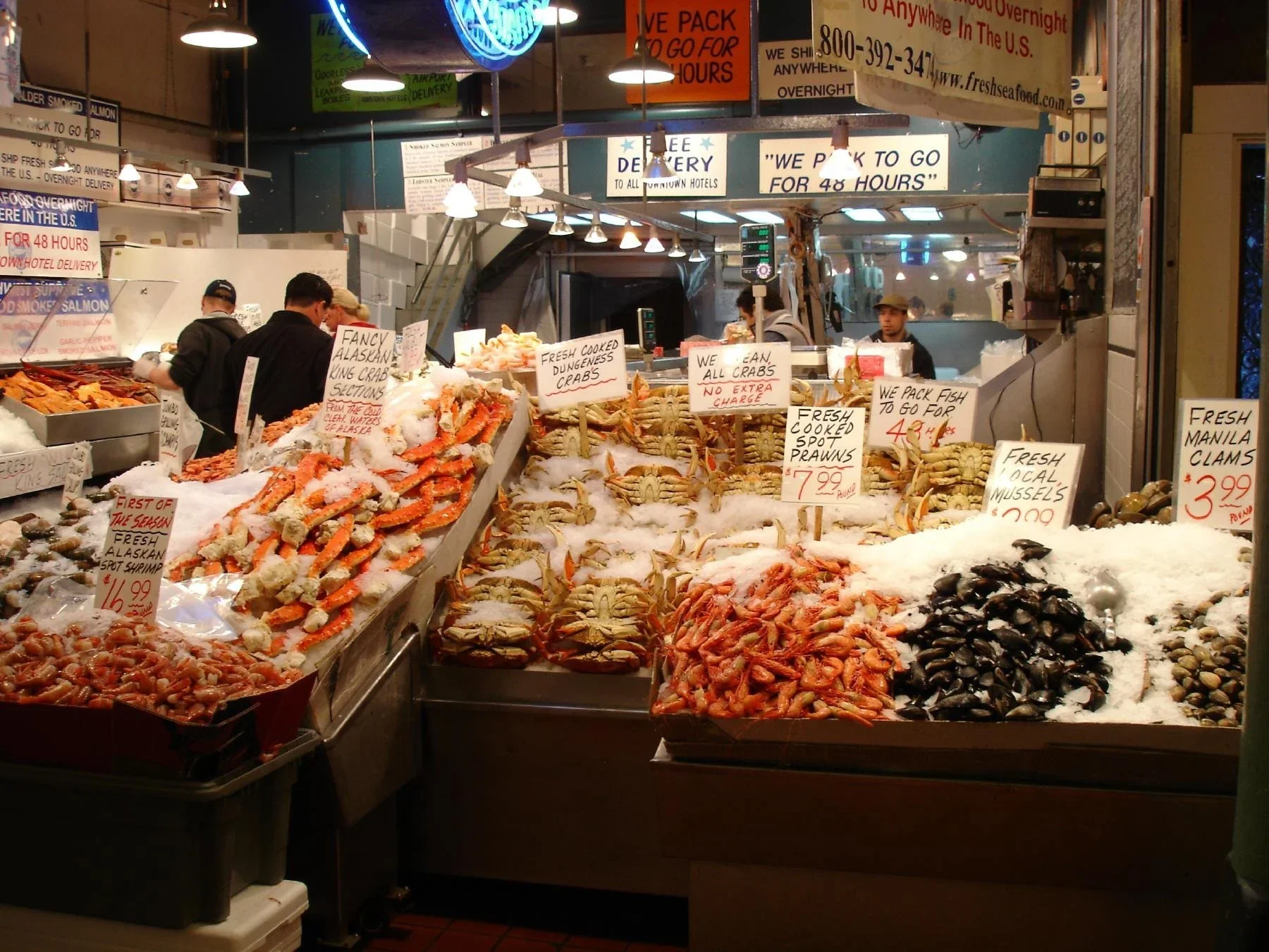 Couples dining and enjoying coffee culture in Seattle - romantic restaurants and local cuisine perfect for date nights