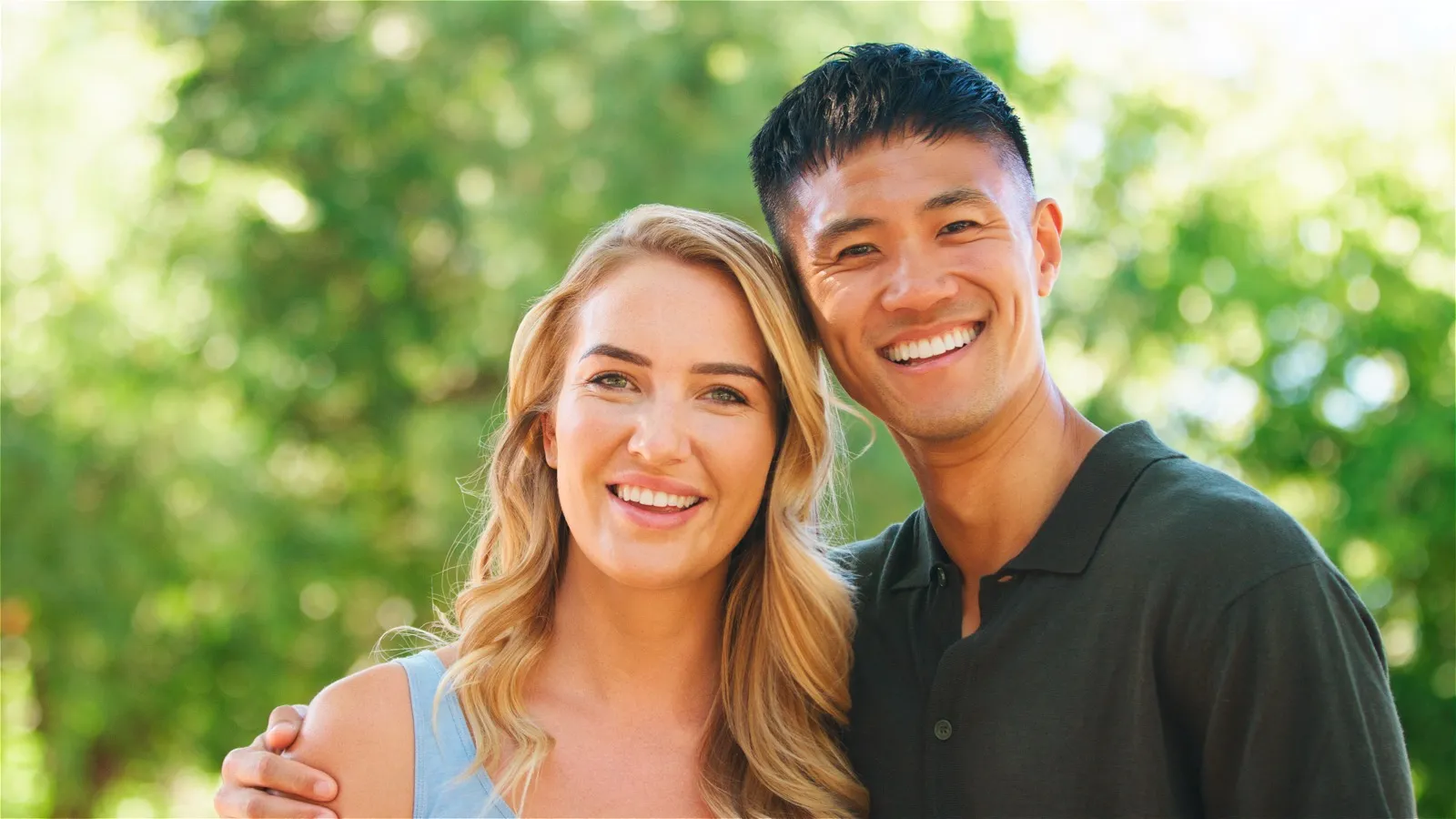 Affordable anniversary date ideas - couple enjoying free outdoor activities and picnic together